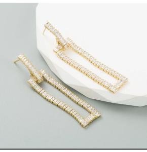 Paslanmaz Çelik Zirkon Taşlı Geometrik Kadın Küpe